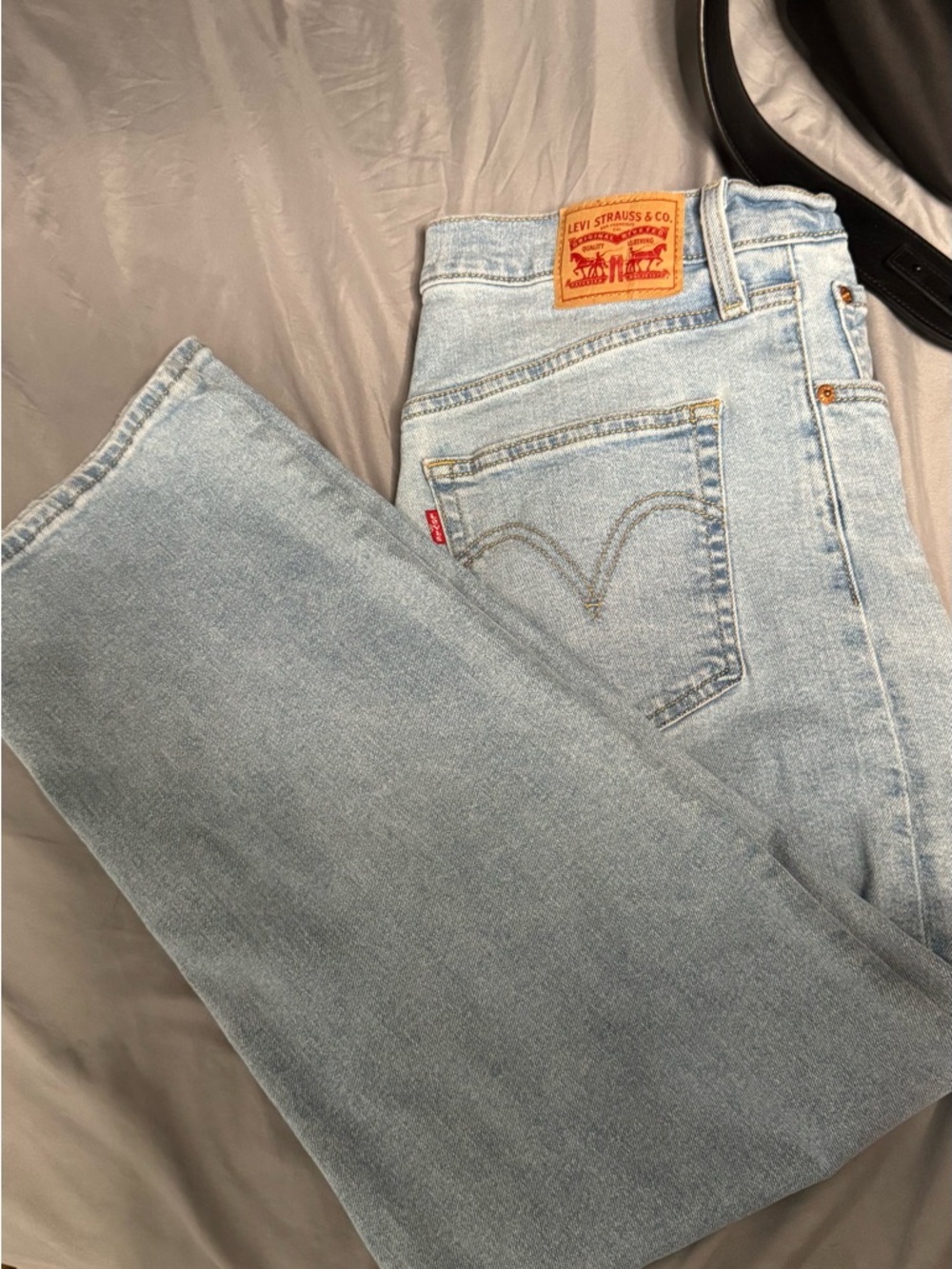 Bundle of Levi’s Ribcage Ankle Straight Jeans - Picture 2 of 5